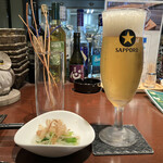 ごはんBarひいろ - ビールとおとおし（おひたし、パスタのカリカリ）