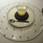 エクアトゥール - 愛知県産ホワイトショコラのブランマンジェ、北海道の雲丹、オレンジの泡