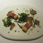 エクアトゥール - ビュルゴー家のルーアン鴨とスモークしたフォアグラのユール、マイクロスプラウト、インゲン、黒トリュフ添え