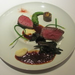 エクアトゥール - A５和牛フィレ肉のポワレ、手前が北海道産、奥が山形県産の和牛、ホワイト人参のピューレ、茄子のラタトゥイユ巻き、フォンドボー