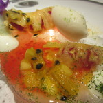 エクアトゥール - パッションフルーツとパイナップルとフランボワーズのラビオリ仕立て、ベルベーヌとペリエのグラス、ヨーグルトソース、砕いたメレンゲ