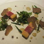 エクアトゥール - ビュルゴー家のルーアン鴨とスモークしたフォアグラのユール、マイクロスプラウト、インゲン、黒トリュフ添え