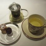 エクアトゥール - フレッシュハーブティーとプティフール