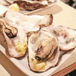 イタリア酒場 炎LAVITA - 赤穂の殻付き牡蠣のガーリックバター焼　(300円x2) '13 8月中旬