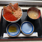 ウトロ漁協婦人部食堂 - 3種丼・イクラ、鮭ほぐし、サーモン刺し漬け(2,200円)