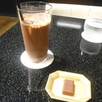 ル・ショコラ・アラン・デュカス - ショコラグラッセと試食チョコ