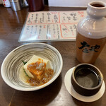 庄や - 日本酒大徳利〔常温〕とお通し〔冷奴の酒盗乗せ〕