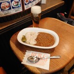 BERG - 五穀米と十種野菜のカレー ビール付、935円。