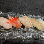 鮨よし - 左から白えび、甘エビ、ばい貝、カレイの昆布締め、アオリイカ   エビ甘すぎる