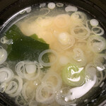 鮨よし - かさごとワカメとネギの味噌汁  仕込みが丁寧なので全く魚臭く無いお味噌汁