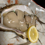 鮨よし - 岩牡蠣  デカすぎて驚く ﾜﾀｼは苦手なので旦那さんが1人で堪能  悶えてました(笑)