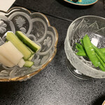 鮨よし - さやえんどうの昆布締めと自家製の浅漬け サービスで頂きました