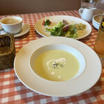 マンマパスタ - ランチの前菜とスープは各180円で追加できます。