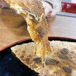 FOOD BOX - キャベツチーズパラタのアップ。チーズとろける。