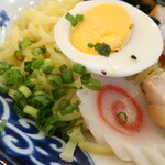 Hamayaki Kaisen Izakaya Daishousuisan - 煮玉子1/2＆ナルト＆分葱