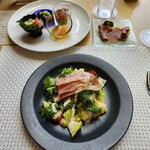 ザ ロイヤルパークホテル アイコニック - ビュッフェ形式の前菜と、サーブされるサラダ