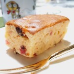 ケーキショップ ル･シード - フルーツケーキ(￥110)。コップは見ないで！笑