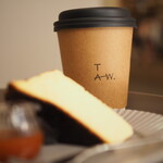 TAW. - バスクチーズケーキ（560円） ソイラテ（540円） 追加キャラメルソース（50円）