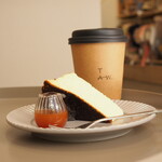 TAW. - バスクチーズケーキ（560円） ソイラテ（540円） 追加キャラメルソース（50円）
