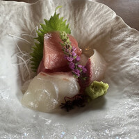 浅草むぎとろ 本店 - 厚切りで、めちゃくちゃ美味しい刺身
