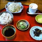 Saibu An - 盛りそばにはセットでなくても茶碗蒸しやサラダ、小鉢など色々と付いてくるようで思わぬ誤算です。
                        
                        これだけでお腹いっぱいになりそうです＾＾；