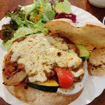 Paty Cafe - グラタンパン　カレー　パンはくり抜いてはなくてカット面にグラタンの具を載せてあるのでとってもボリューミー！週末はお席の予約をしていったほうがよさそうでした。1ドリンク制　グラパン+アッサムで2000円