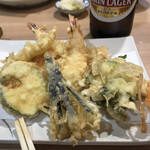 天ぷら 住友 - 海老、イカ、2本ずつ、なす、ズッキーニ、かき揚げ。