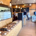 ベーカリー＆カフェ3110 - 店舗内観　10時頃の訪問だか人気のパンは品切れに。