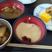 浅草むぎとろ 本店 - 左上から時計回りにカレー、角煮、焼魚、玉子焼、まぐろに味噌とろろ、煮物