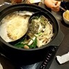 Shabu you - 右が白ダシ、左が鶏ガラ醤油ダシ。