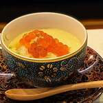 鮨 難波 - イクラと鱧の冷製茶碗蒸し。 冷たい出汁の味わいと異なる食感の素材が夏を演出。