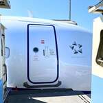 鮨 難波 - 久しぶりの沖止め故、パッセンジャーボーディングリフト（PBL）にて搭乗。 右側から乗るって、みなさん、あまり経験ないですよね。 今回の機材は新造機らしくピカピカ。