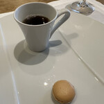 シャントレル - ❷フォアグラのマカロン、キノコのスープ。