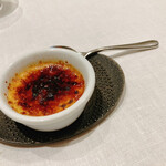 シャントレル - 12.ハーブティー、ウイキョウのクレームブリュレ。