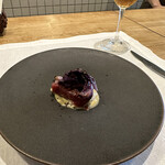 シャントレル - ❼カツオ、赤キャベツ、オリーブ、ニンニクマヨネーズのソース。