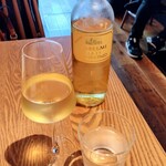 sio - muller thurgau 2021イタリアのガルガーネガという品種メインのブレンド白。爽やかでもありしっかり感もある美味しい白。予めいろいろ情報見て写メして行ったけれど、おまかせ正解!!(^^)/