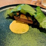 sio - 鮎のコンフィの下に焼かれたズッキーニやメロン。上にきゅうりやおかひじきやドライつるむらさき。昨年シャインマスカットが合わされてで今年はメロンその前イチジク、またまた新しい味わいが誕生しています(^^)