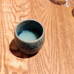 sio - はまぐり出汁セロリの香り移した冷製スープ。セロリの香りとひんやり感がとても印象的で。セロリの香りしっかり感じられたので、ごく個人的には懐かしの野菜トマトジュースぽく楽しい気持ちになりました(^^)