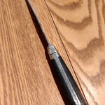 sio - ラギオールLAGUIOLE一見すると蝉のようにも見えてしまいますが、ミツバチなんだそう。かわいいですね(*^^*)