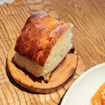 sio - ル・ルソールの特注フォカッチャ。sio でしか食べられない一品。温め立て美味しくて手が止まらなくなってしまう悩ましい美味しさ、こらえるのがいつも大変。ソース拭ったりしたいから堪えてゆっくりと