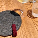 sio - スペシャリテの馬肉のタルタルラスク。いつも2口くらいで食べ終わってしまういつも名残惜しいお皿。甘酸っぱくもあり馬肉の旨み風味もあり、自家製食パンラスクのザクザクもいいんだな〜