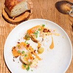 sio - インドネシアのサテをイメージしてココナッツクリームや海老やその肝ソース取り合わせられて。アスパラガスフリットの衣ザクッとしてるしカリカリアーモンドの歯ざわりもいい感じ☆つじ田さんの七味素敵なアクセント