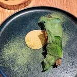 sio - 鮎の9時間コンフィ。下にはメロンとソテーかグリルされたズッキーニ、上にきゅうりおかひじきとドライつるむらさき緑のパウダーはケールかしら。頭とお腹、尾の下にメロンそれぞれの間にズッキーニです