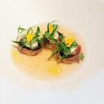 sio - サルティンボッカイメージして素材取り合わせ生ハムセージの香り、漬けの鰹も合わせてぐるりと生春巻きで巻かれています。ドライトマトのコクあるスープにライムの爽やかさプラス、チーズのミルキーさ柑橘の風味も