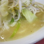 ラーメン二郎 - ほんのりとろみがある完全乳化系スープ。
      
      