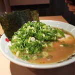 Motomachiya - 夫人が食べた醤油ラーメン（九条ねぎトッピング）