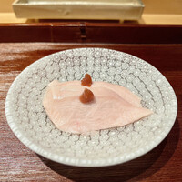 鳥匠 いし井 - 桜の葉で蒸した 蒸し鶏 うるいのお浸し 梅肉