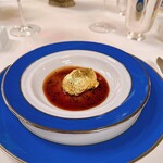 トゥールダルジャン - 黄金に輝く黒トリュフと根セロリのスフレ
      黒トリュフソースと方醇な白ワインソースの饗宴