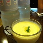 アンティカ オステリア ゴンドレッタ - トウモロコシの冷製スープと、お通しの水