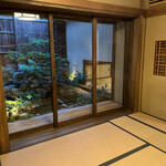 京都三条 箔 - 中庭には鯉が泳いでいます。